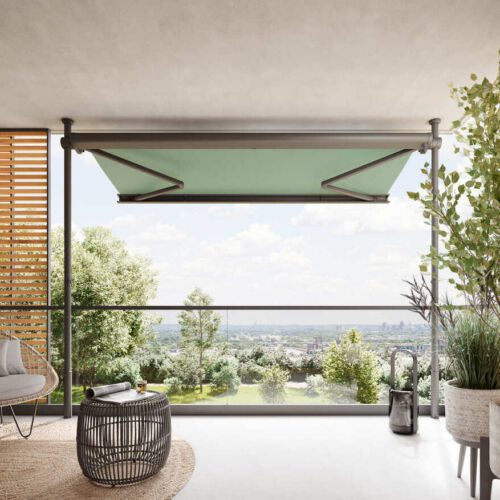 vista di una tenda da sole dall'interno di casa